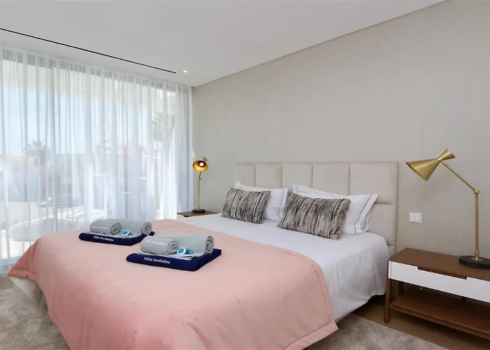 Onesixone-cleverdetails, Luxury Villa, Sleeps 8 Adults 2 Children, Private Pool And Jacuzzi 别墅 *