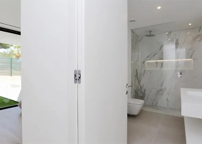 Onesixone-cleverdetails, Luxury Villa, Sleeps 8 Adults 2 Children, Private Pool And Jacuzzi