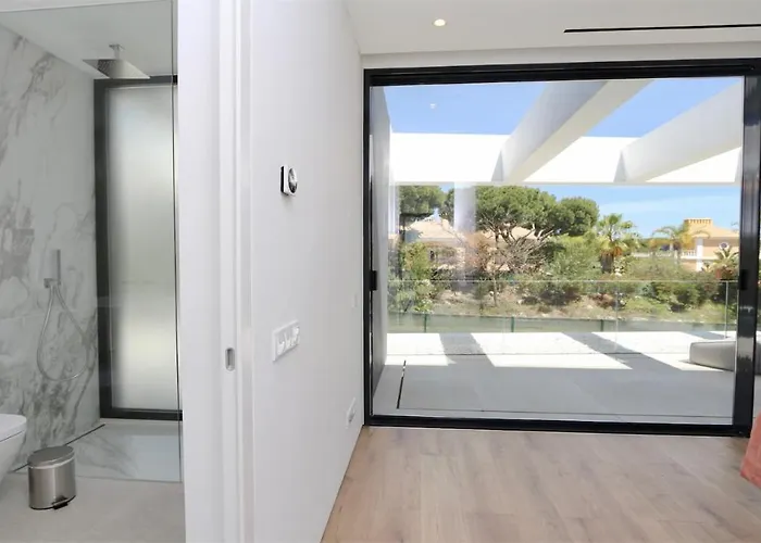 别墅 Onesixone-cleverdetails, Luxury Villa, Sleeps 8 Adults 2 Children, Private Pool And Jacuzzi 维拉摩拉