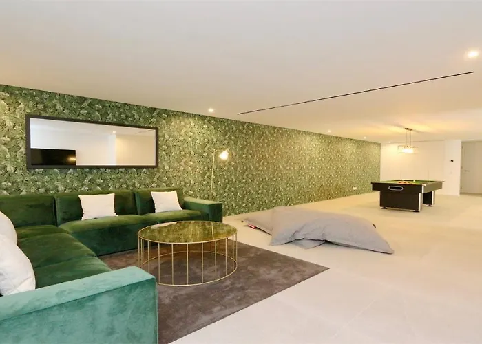 别墅 Onesixone-cleverdetails, Luxury Villa, Sleeps 8 Adults 2 Children, Private Pool And Jacuzzi 维拉摩拉