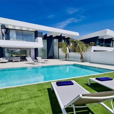 Villa Onesixone-cleverdetails, Luxury Villa, Sleeps 8 Adults 2 Children, Private Pool And Jacuzzi