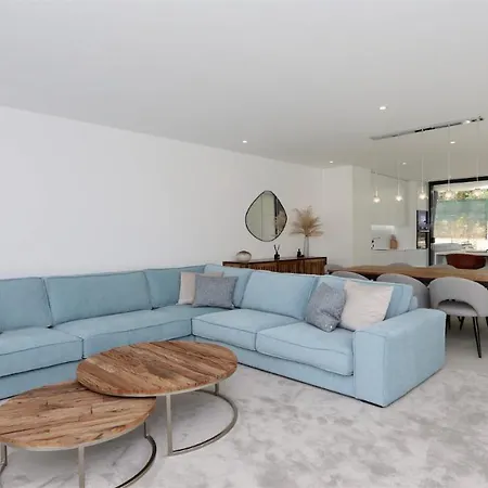 Onesixone-cleverdetails, Luxury Villa, Sleeps 8 Adults 2 Children, Private Pool And Jacuzzi