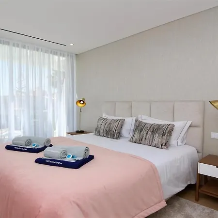 Onesixone-cleverdetails, Luxury Villa, Sleeps 8 Adults 2 Children, Private Pool And Jacuzzi Villa *