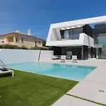 Onesixone-cleverdetails, Luxury Villa, Sleeps 8 Adults 2 Children, Private Pool And Jacuzzi Βίλα Βιλαμούρα