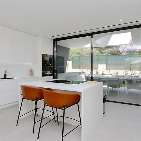 Villa Onesixone-cleverdetails, Luxury Villa, Sleeps 8 Adults 2 Children, Private Pool And Jacuzzi