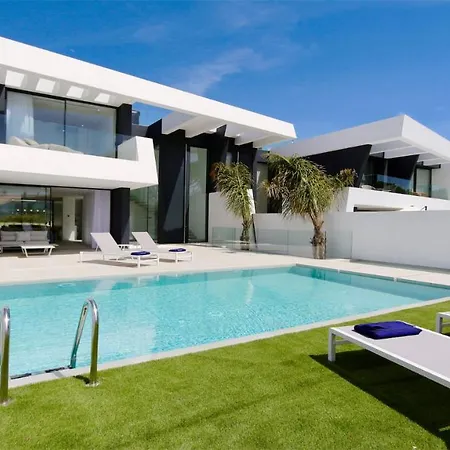 Onesixone-cleverdetails, Luxury Villa, Sleeps 8 Adults 2 Children, Private Pool And Jacuzzi *