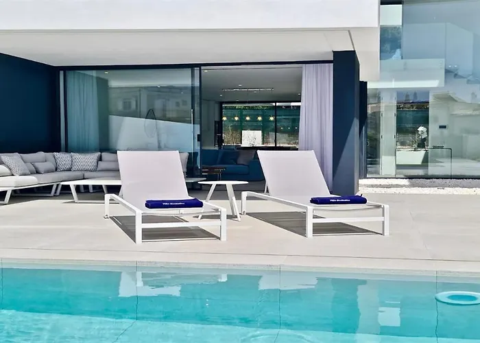 Villa Onesixone-cleverdetails, Luxury Villa, Sleeps 8 Adults 2 Children, Private Pool&jacuzzi *